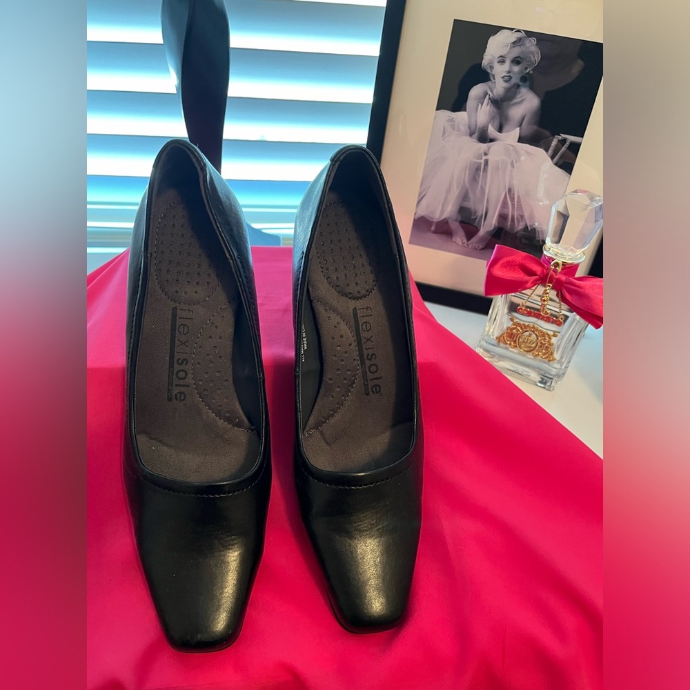FlexiSole Black Pumps